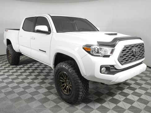 Used 2020 Toyota Tacoma TRD Sport AWD/4WD image 2