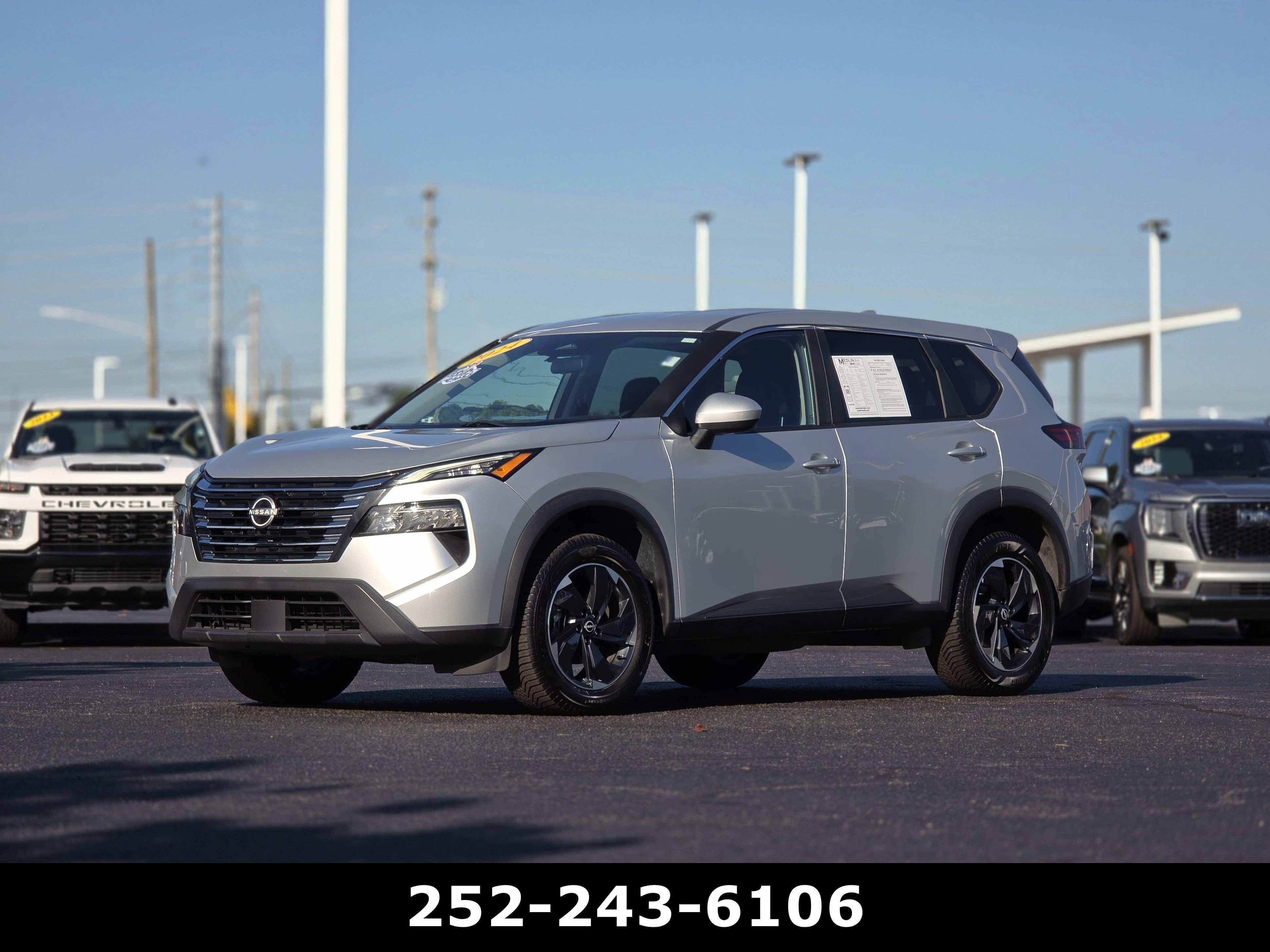 Used 2024 Nissan Rogue SV AWD/4WD image 3