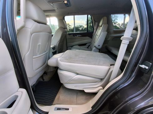 Used 2016 Cadillac Escalade Luxury image 30
