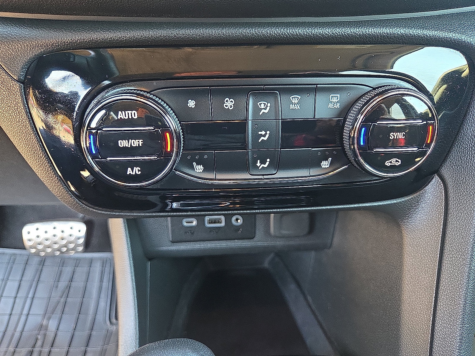 Used 2023 Buick Encore GX Select w/ Sport Touring Package AWD/4WD image 26