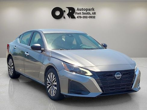 Used 2024 Nissan Altima 2.5 SV FWD image 1