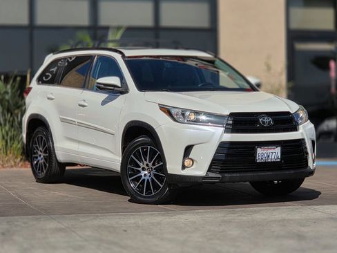 Used 2018 Toyota Highlander SE FWD image 3