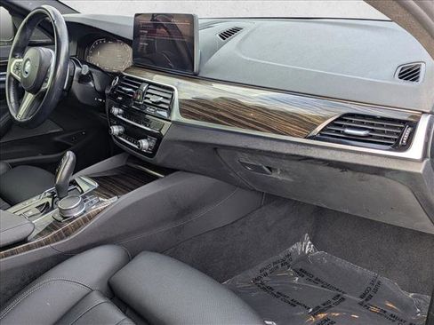 Used 2022 BMW 530e w/ Premium Package image 22