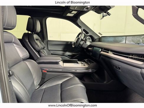 New 2026 Lincoln Navigator L Reserve AWD/4WD image 16