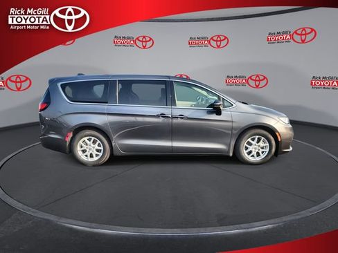 Used 2023 Chrysler Pacifica Touring-L FWD image 9