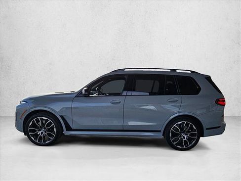 Used 2025 BMW X7 M60i image 8