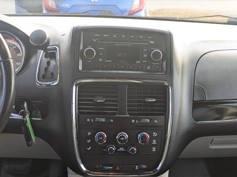 Used 2017 Dodge Grand Caravan SXT image 14