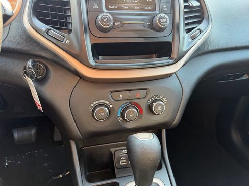 Used 2017 Jeep Cherokee Sport FWD image 19