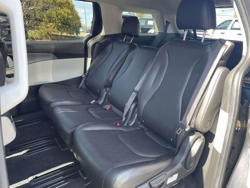 Used 2022 Kia Carnival LX image 9