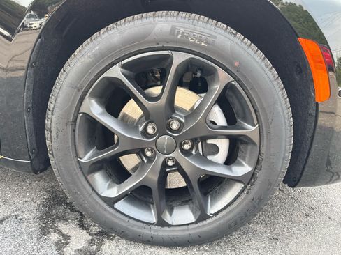 New 2027 Chrysler Pacifica Limited AWD/4WD image 9