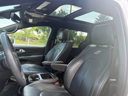 Used 2022 Chrysler Pacifica Touring-L w/ Uconnect Theater Family Group AWD/4WD image 11