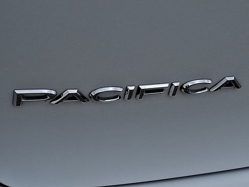 Used 2024 Chrysler Pacifica Touring-L image 34