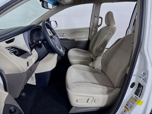 Used 2017 Toyota Sienna LE image 6