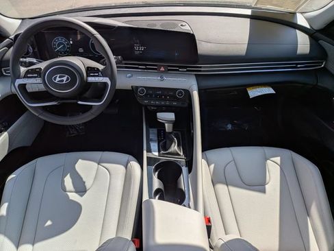 Used 2025 Hyundai Elantra Limited FWD image 31