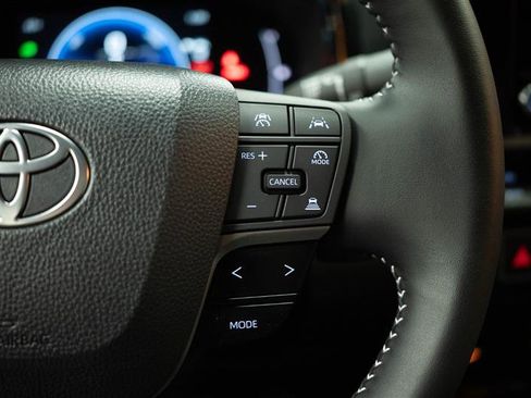 Used 2025 Toyota Camry SE image 25