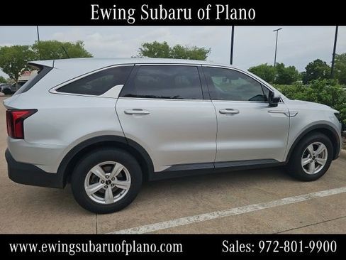 Used 2022 Kia Sorento LX image 4