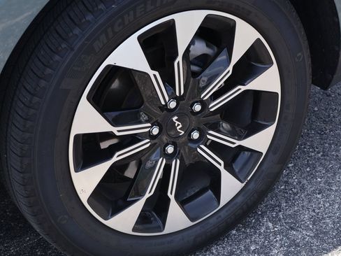 Certified 2022 Kia Carnival EX FWD image 42