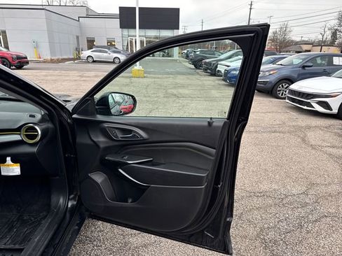 Used 2025 Chevrolet Trax LT w/ Sunroof Package image 11