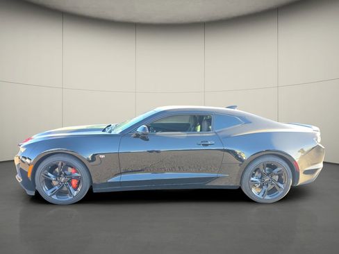 Used 2023 Chevrolet Camaro LT w/ Technology Package image 5