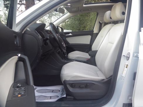 Used 2018 Volkswagen Tiguan SE w/ Panoramic Sunroof Package image 24