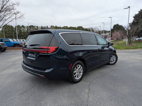 Used 2025 Chrysler Pacifica Select image 5