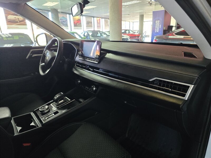 Used 2024 Mitsubishi Outlander ES FWD image 13