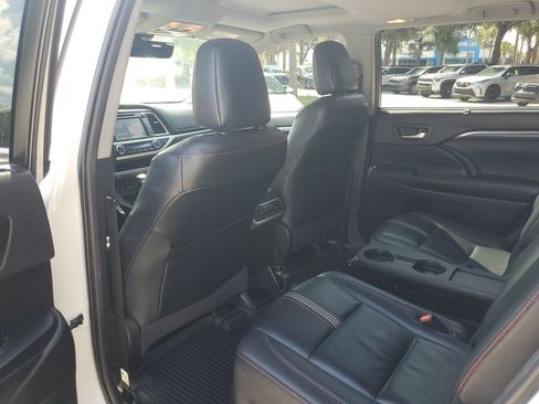 Used 2019 Toyota Highlander SE FWD image 9