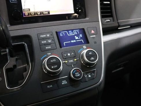 Used 2017 Toyota Sienna SE w/ SE Preferred Package FWD image 25