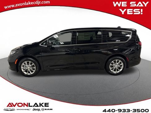 New 2026 Chrysler Pacifica Limited image 2