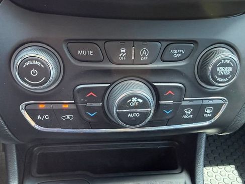 Used 2019 Jeep Cherokee Trailhawk AWD/4WD image 16