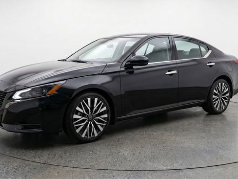 Used 2025 Nissan Altima 2.5 SV FWD image 3