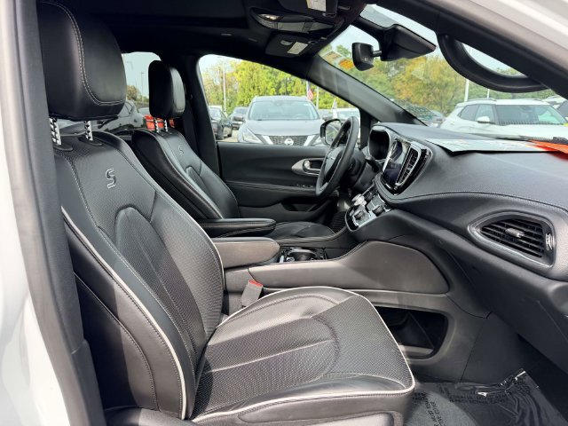 Used 2025 Chrysler Pacifica Limited FWD image 10