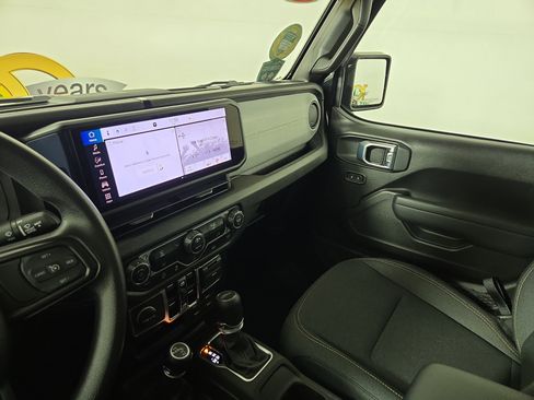 Certified 2025 Jeep Gladiator Sport image 24