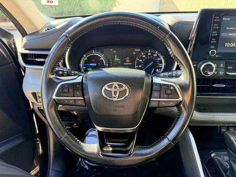 Used 2020 Toyota Highlander XLE image 25
