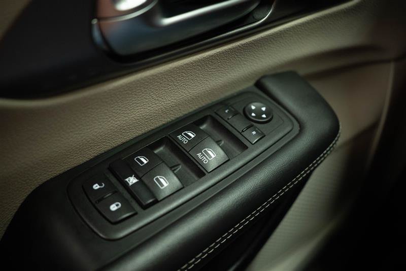 Used 2024 Chrysler Pacifica Limited FWD image 28