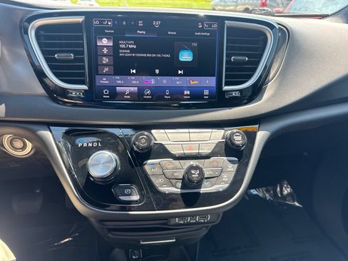 Used 2025 Chrysler Pacifica Select FWD image 3