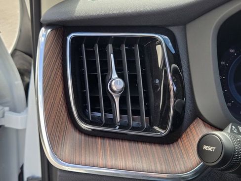 Used 2023 Volvo XC60 B5 Plus image 24