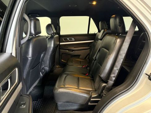 Used 2017 Ford Explorer XLT w/ Equipment Group 202A FWD image 20