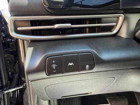 Used 2023 Hyundai Elantra Limited image 12