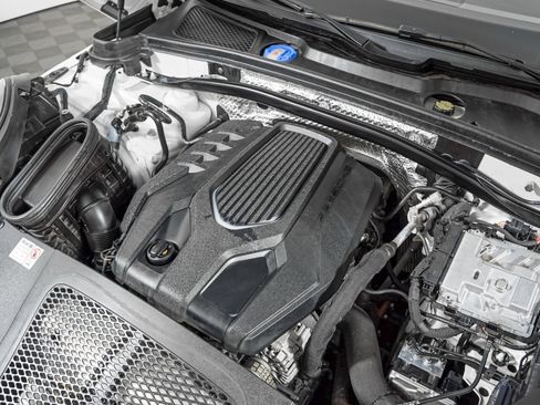 Certified 2024 Porsche Macan AWD/4WD image 13