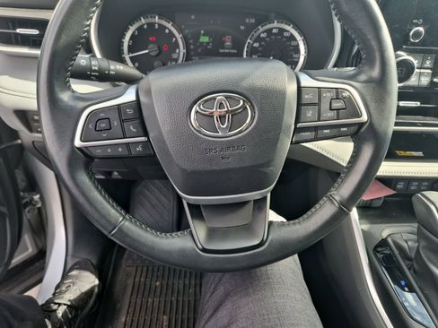 Used 2023 Toyota Highlander XLE image 7