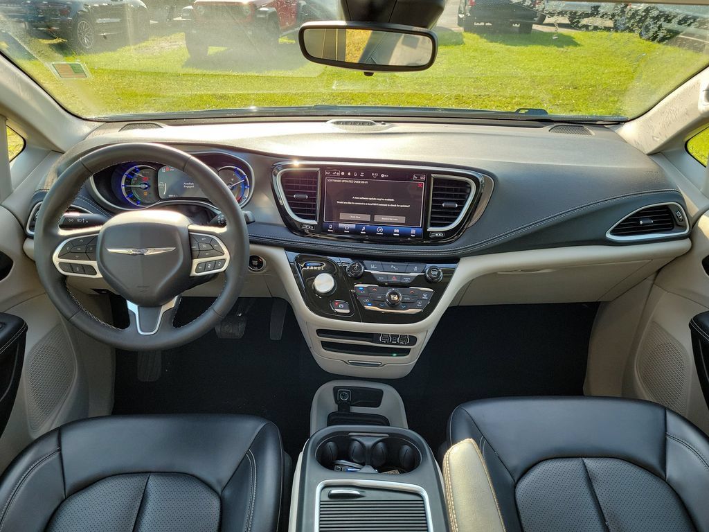 Used 2023 Chrysler Pacifica Touring-L FWD image 14