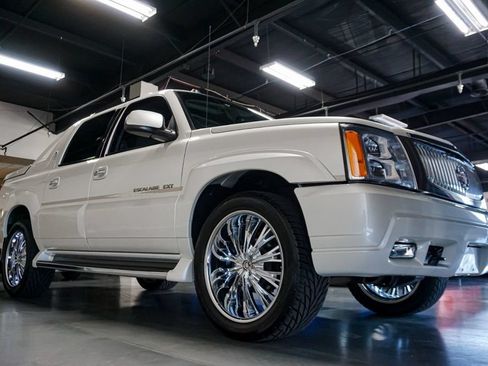 Used 2004 Cadillac Escalade EXT AWD/4WD image 2