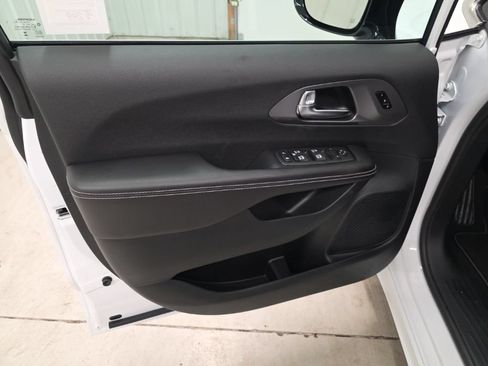 New 2026 Chrysler Pacifica Select AWD/4WD image 12