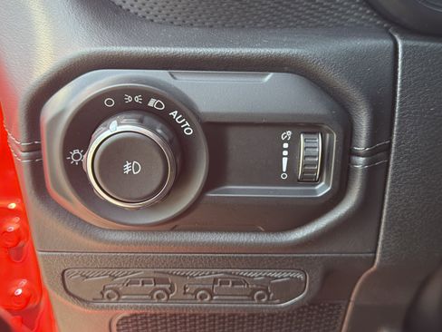 Used 2025 Jeep Wrangler Unlimited Rubicon AWD/4WD image 46