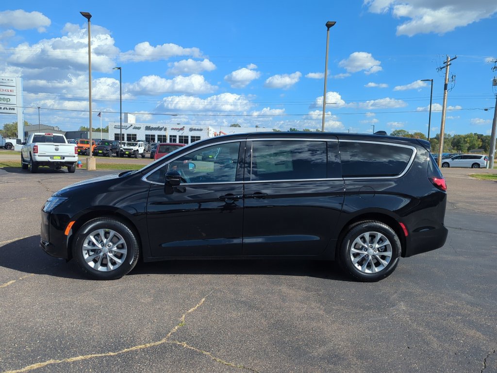 New 2027 Chrysler Pacifica Select AWD/4WD image 3