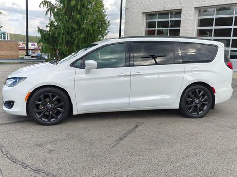 Used 2020 Chrysler Pacifica Touring-L Plus FWD image 9