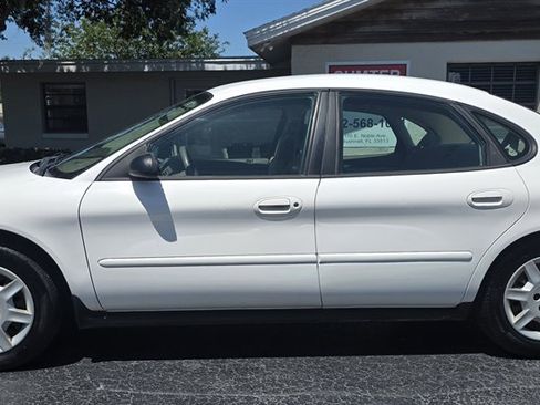 Used 2007 Ford Taurus SE FWD image 2