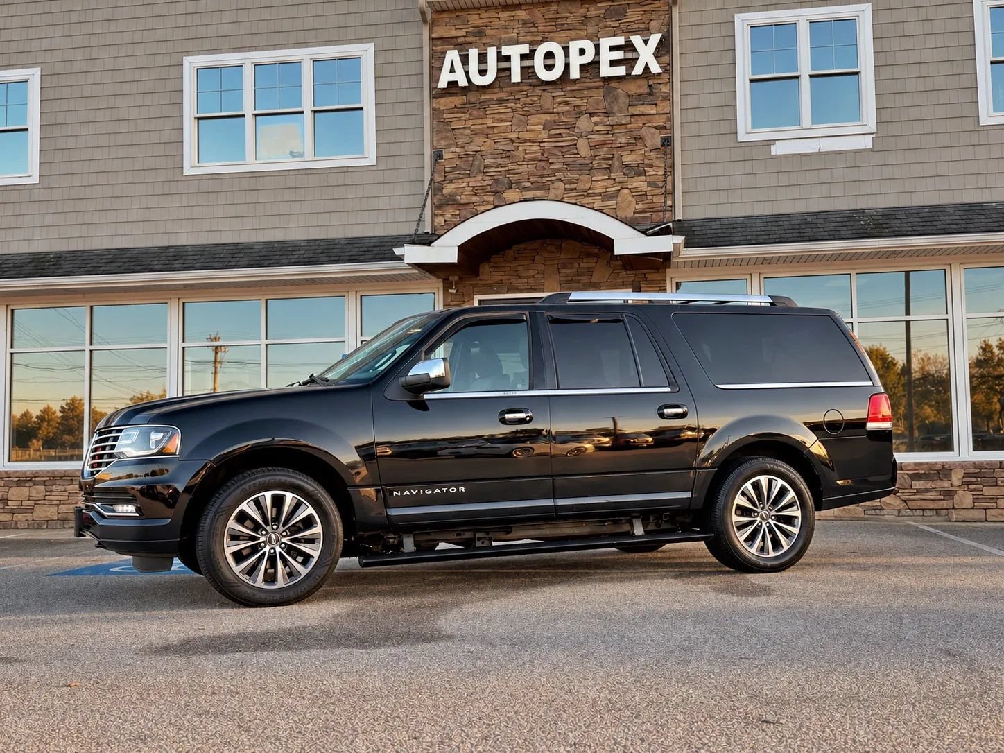 Used 2017 Lincoln Navigator L Select AWD/4WD image 2