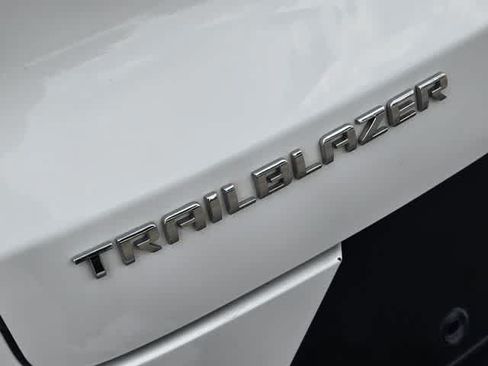 Used 2022 Chevrolet TrailBlazer LT w/ Confidence II Package FWD image 6